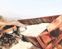 ट्रेलर-पिकअप की भिड़ंत में दोनों वाहन चालकों की मौत : चालक जिंदा जला, हाईवे पर यातायात प्रभावित