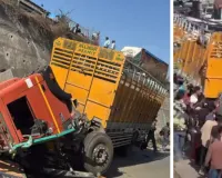 जयपुर-अजमेर एक्सप्रेस हाईवे पर बड़ा हादसा : बेकाबू ट्रक रैलिंग तोड़कर 20 फीट नीचे गिरा, हादसे में ट्रक चालक और खलासी गंभीर घायल 
