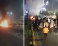 सवारी लेकर निकली टैक्सी कार बनी आग का गोला : चालक की समझादारी से बची सवारी की जान, सड़क पर लगा लंबा जाम