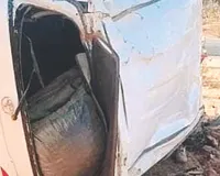 डोडा पोस्त से भरी कार बिजली के पोल से टकराई : हादसे में दो तस्करों की मौत, चपेट में आने से राहगीर ने भी दम तोड़ा