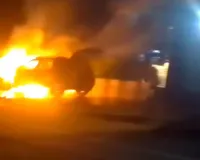 चलती सीएनजी कार में लगी आग, लोगों ने कूदकर बचाई जान