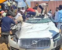 क्या हुआ: ट्रेलर कार में टक्कर, कार चालक को आई नींद की झपकी और छिन गई पांच लोगों की जिंदगी