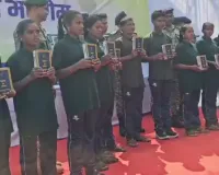 बीजापुर में 12 नक्सलियों ने किया आत्मसमर्पण: 54 लाख रुपये का ईनाम था घोषित, बड़ी मात्रा में विस्फोटक सामग्री भी सुपुर्द की