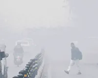 Delhi-NCR में घने कोहरे से सुबह के समय यातायात प्रभावित: ट्रेनों एवं उड़ानों में देरी, AQI खराब श्रेणी में पहुंचा