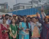 अनूठा कलात्मक प्रदर्शन : 17 वर्ष से अहिंसात्मक अनूठे कलात्मक प्रर्दशनों से करते आ रहें मांग, मुख्यमंत्री के नाम मुख्यमंत्री निवास पर दिया ज्ञापन