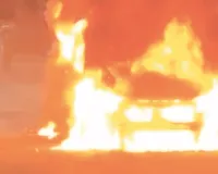 राजधानी में आग का गोला बनी चलती कार : चालक ने कूदकर बचाई जान, मौके पर पहुंची दमकल ने पाया आग पर काबू