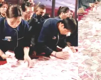 बॉस ने दिया गजब बोनस : नोट के बंडल रखकर कहा- ले लो, जितना ले सको