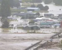 न्यूजीलैंड में तूफान से जनजीवन अस्त-व्यस्त:  हवाई यातायात ठप्प; 30,000 घरों की बिजली गुल, कई उड़ाने रद्द