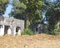 सर्वेन्ट क्वार्टर्स खाली, कंटकों ने आबाद कर डाला