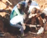 खेत में पाइप लाइन बिछाते मिट्टी धंसी : दो चचेरे भाइयों की मौत, दो सगे भाई गंभीर रूप से घायल