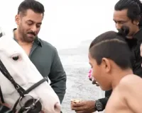 ‘मैं हूँ’ गाने में सलमान खान ने अपने खुद के सफेद घोड़े के साथ की शूटिंग : बीटीएस वीडियो में दिखाई दी दोस्ती और प्यार की झलक, गाना चार्टबस्टर में पहुंचा टॉप पर  