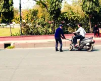चालान से भी नहीं समझ रहे वाहन चालक : पुलिस ने लिया डंडे का सहारा, वाहन चालक यातायात नियमों की कर रहे अनदेखी