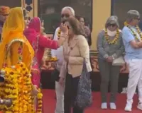 जयपुर पहुंची ‘पैलेस ऑन व्हील्स’: रेलवे स्टेशन पर 8 देशों के 44 पर्यटकों का स्वागत, पारंपरिक नृत्य से किया अभिनंदन