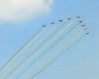 आसमान में शौर्य का महाकुंभ : ध्रुव हेलिकॉप्टरों ने बनाई डॉल्फिन, सूर्यकिरण विमानों के करतबों ने बांधा समां