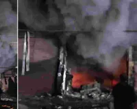इलेक्ट्रॉनिक आइटम की दुकान में लगी भीषण आग: लाखों का सामान जलकर राख, छत से कूदकर बचाई जान