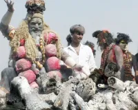 काशी के हरिश्चंद्र घाट पर जलती चिताओं की राख से खेली होली, शोभा यात्रा में भगवान शिव के साथ शामिल हुए भूत प्रेत