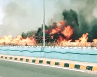 एथेनॉल टैंकर पलटने से लगी आग : हाईवे पर 200 मीटर तक फैली आग की लपटें, ड्राइवर जला