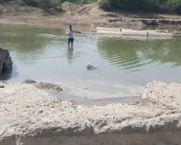 मेज नदी की पुलिया छह माह से क्षतिग्रस्त, पानी से होकर गुजरने पर मजबूर ग्रामीण