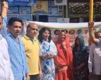 गैस सिलिंडर की बढ़ती कीमतों के खिलाफ जयपुर में कांग्रेस अभाव अभियोग प्रकोष्ठ का विरोध प्रदर्शन, केंद्र सरकार के खिलाफ नारेबाजी 