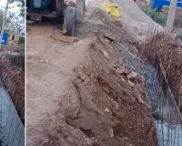 असर खबर का : बांसी-भण्डेड़ा मार्ग पर क्षतिग्रस्त पुलिया की सुरक्षा दीवार का निर्माण शुरू, पुलिया के पास चार से पांच फीट गहरे गड्ढे