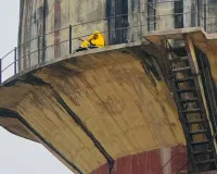 जयपुर में हाई ड्रामा : 100 फीट ऊंची पानी टंकी पर चढ़ी महिला ने लगाई जान देने की धमकी, नगर निगम कर्मचारियों के सस्पेंशन की मांग