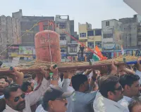 गैस सिलेंडर कीमत बढ़ोतरी और किल्लत के विरोध में जयपुर कांग्रेस ने किया प्रदर्शन, आपूर्ति सुधारने और दाम कम करने की उठी मांग 