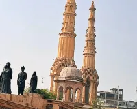 अंधेरे में डूबा एरोड्राम का टावर ऑफ लिबर्टी, फुटपाथ पर बिखरी केबल से करंट का खतरा