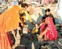 लोहे को पिघलाकर, पसीना बहाकर, बना देते घरेलू सामग्री