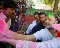 राहुल गांधी ने कार्यकर्ताओं संग मनाई होली : गुलाल लगाकर और मिठाई खिलाकर दी पर्व की शुभकामनाएं, कहा- यह पर्व सभी के जीवन को नई आशाओं और खुशियों से भर दें