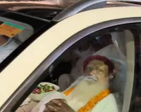 पैरोल के बीच आसाराम बापू ने बाबा विश्वनाथ के दर पर टेका माथा : वीआईपी व्यवस्था पर उठे सवाल, काफिले के साथ पहुंचे मंदिर