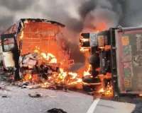 आंध्रप्रदेश के मार्कापुरम में भीषण हादसा: चलती बस बनी आग का गोला; 13 यात्री जिंदा जले, बचाव और राहत कार्य जारी