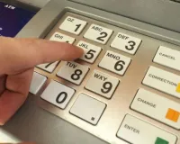 एटीएम में ठगी : बातों में उलझाकर युवक का कार्ड बदला, 2.30 लाख रुपये पार 