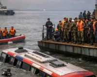 बांग्लादेश में भीषण हादसा: पद्मा नदी में गिरी बस, 24 यात्रियों की मौत, बचाव और राहत कार्य जारी