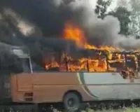 दिल्ली-सहारनपुर हाईवे पर बड़ा हादसा : चलती बस बनी आग का गोला, यात्रियों ने कूदकर बचाई जान