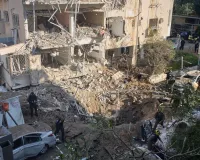 पश्चिम एशिया संकट: ईरान ने तेल अवीव पर दागी मिसाइलें, ट्रंप के साथ शांति की बातचीत को बताया फर्जी खबर, हवाई हमले में 'हशद अल-शाबी' के कमांडर और 14 लड़ाकों की मौत 