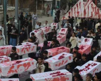 लखनऊ में खामेनेई की मौत पर सड़कों पर शिया समुदाय : तस्वीरें हाथ में लेकर प्रदर्शन कर जताया शोक,  छाती पीटकर किया विरोध