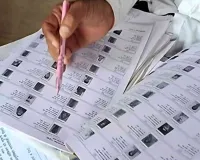 पश्चिम बंगाल विधानसभा चुनाव: चुनाव आयोग आज जारी करेगा संशोधित मतदाता सूची, 28.06 लाख लंबित मतदाताओं के डेटा का हो चुका है निपटारा, सुरक्षा व्यवस्था को लेकर उच्च स्तरीय बैठक आज