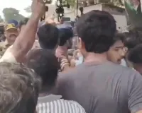 बंगाल विधानसभा चुनाव : कांग्रेस और तृणमूल कार्यकर्ताओं के बीच झड़प, कार्यकर्ताओं को तितर-बितर करने के लिए केंद्रीय बलों ने किया लाठीचार्ज