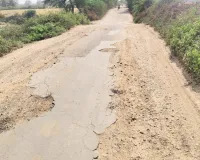 अधूरी सड़क बनी मुसीबत : 2 किमी खंड से बढ़ा हादसों का खतरा, सड़क की चौड़ाई बढ़ाने के चलते हिस्सा निर्माण से रहा वंचित 