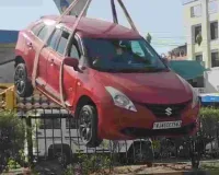 तेज रफ्तार कार डिवाइडर की 4 फीट ऊंची रेलिंग पर चढ़ी, क्रेन से हटाई गई