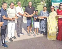 परिंदों की प्यास बुझाने को 200 परिंडे वितरित : मॉर्निंग वॉक में आने वालें लोगों को दिए, पार्क में लगाया जल मंदिर