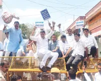 पंचायतीराज-स्थानीय निकाय चुनाव कराने की मांग को लेकर कांग्रेस का प्रदर्शन : पुलिस और कांग्रेस कार्यकर्ताओं के बीच हल्की झड़प, जोशी ने कहा- चुनाव नहीं होने से रुके 3 हजार करोड़ रुपए