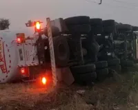 आन्ध्र प्रदेश में बोलेरो और रेडी-मिक्स वाहन की टक्कर : महिलाओं सहित 6 लोगों की मौत, 10 अन्य घायल