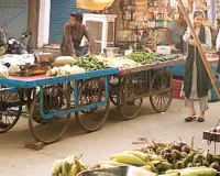 अतिक्रमण से संकरा हुआ छावनी का मुख्य मार्ग, थडियों व दुकानों के सामान से यातायात हो रहा बाधित