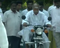 पुडुचेरी विधानसभा चुनाव : बाइक पर वोट डालने पहुंचे सीएम रंगासामी, बोले-मताधिकार का प्रयोग करना सभी का कर्तव्य; लोकतंत्र की रक्षा के लिए डाले वोट