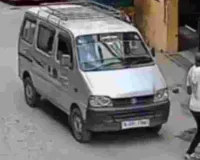 दर्दनाक हादसा : घर के बाहर बैठी बुजुर्ग महिला को वैन ने कुचला, CCTV में कैद हुई घटना