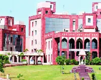 स्कूलों में किताबों की कमी से छात्रों की पढ़ाई प्रभावित, सीमित संसाधनों के सहारे बच्चों को पढ़ाने का प्रयास 