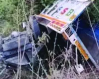 उत्तराखंड में अनियंत्रित वाहन गहरी खाई में गिरा : हादसे में चालक की मौत, आपदा मोचन बल के जवानों ने बरामद किया शव
