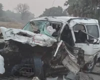 उत्तर प्रदेश में ट्रेलर से टकराई अनियंत्रित कार : हादसे में एक ही परिवार के कई लोगों की मौत, समारोह से वापस आ रहे थे सभी लोग