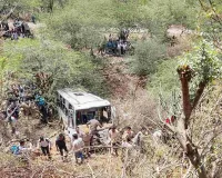 पुष्कर घाटी में बड़ा हादसा : अनियंत्रित होकर बस घाटी में गिरी, दो महिलाओं की मौत, अन्य 43 घायल